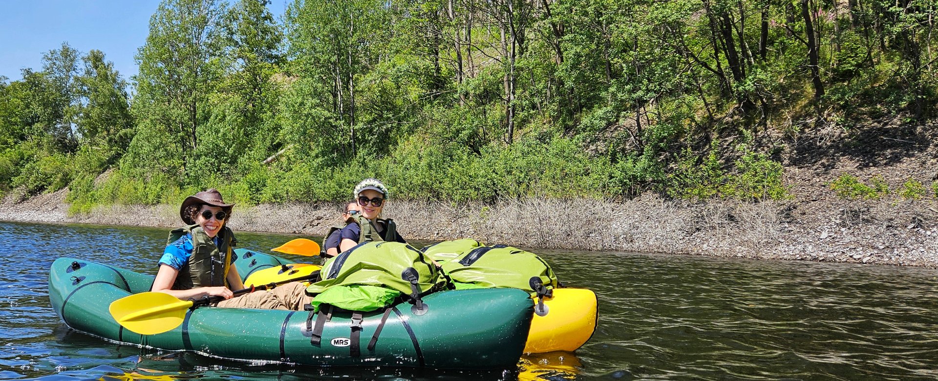 Blick auf 2 Packrafter auf einem Fluss
