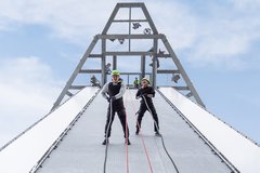 Mann und Frau laufen an einer Wand nach unten