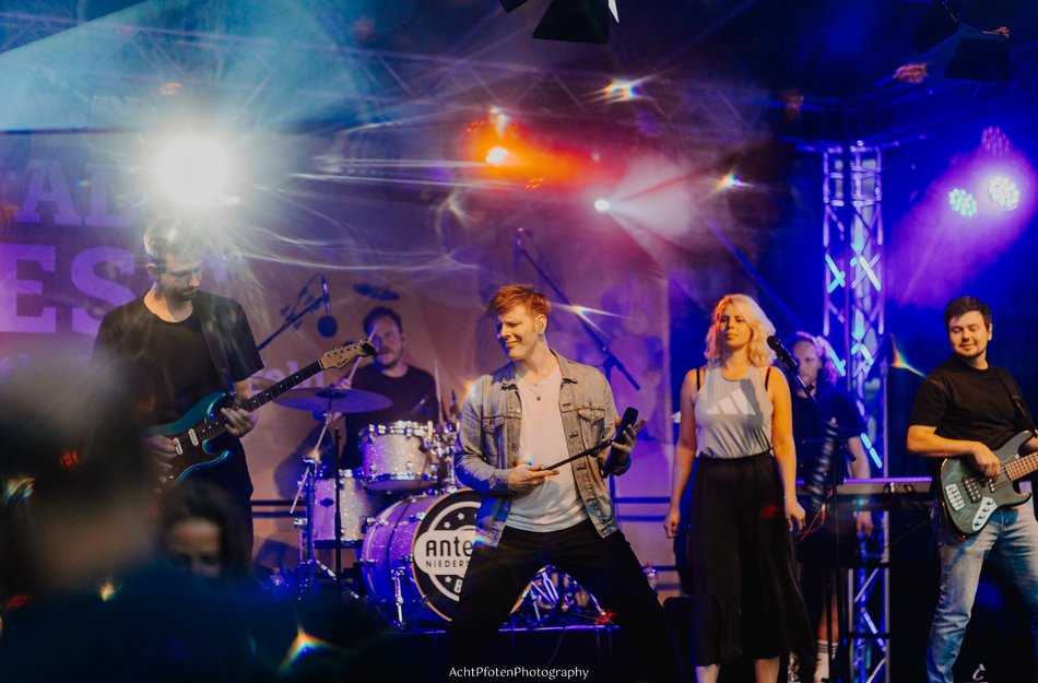Band spielt auf der Bühne Musik