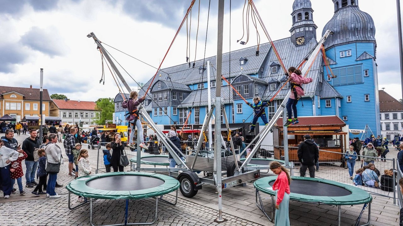 Trampolin mit einem springenden Kind vor der Blauen Marktkirche 