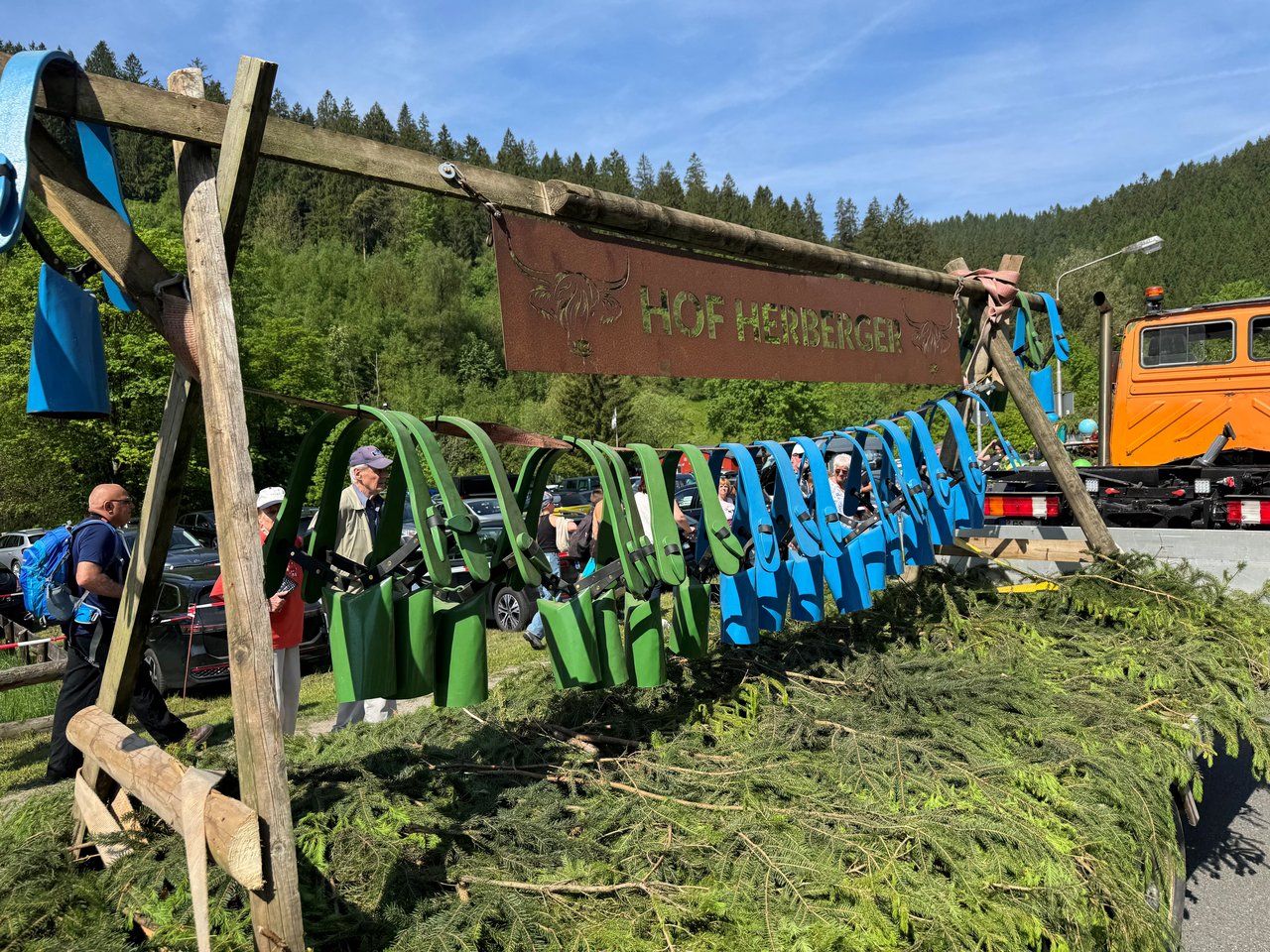 Festwagen mit Kuhglocken im Umzug 