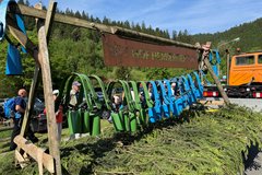 Festwagen mit Kuhglocken im Umzug 