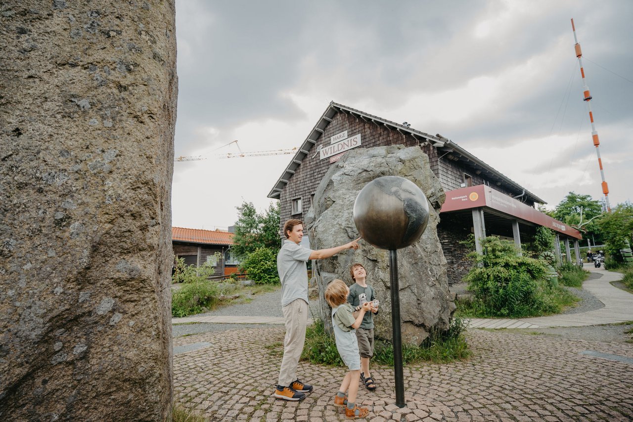 Menschen vor dem Nationalpark-Besucherzentrum 