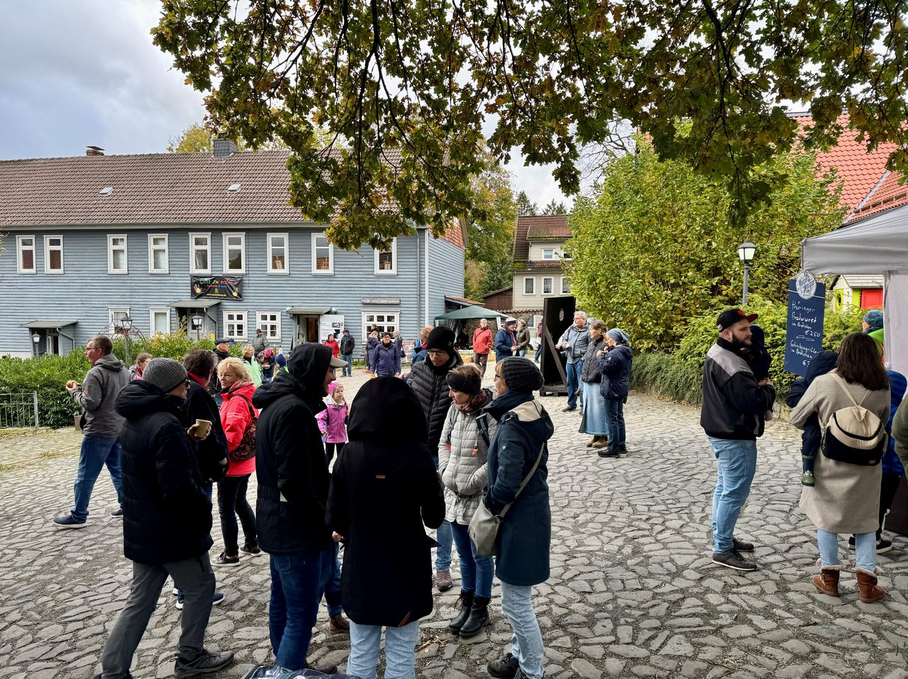 Gäste laufen über den Kunsthandwerkerhof 