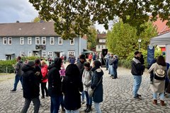 Gäste laufen über den Kunsthandwerkerhof 