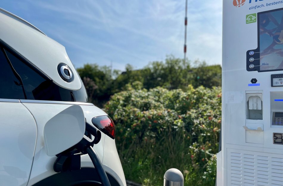 Detailaufnahme des Ladevorgangs eines E-Autos an einer HarzEnergie Zapfsäule