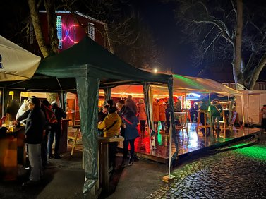 Beleuchtete Zelte der Winterparty im Marktgarten