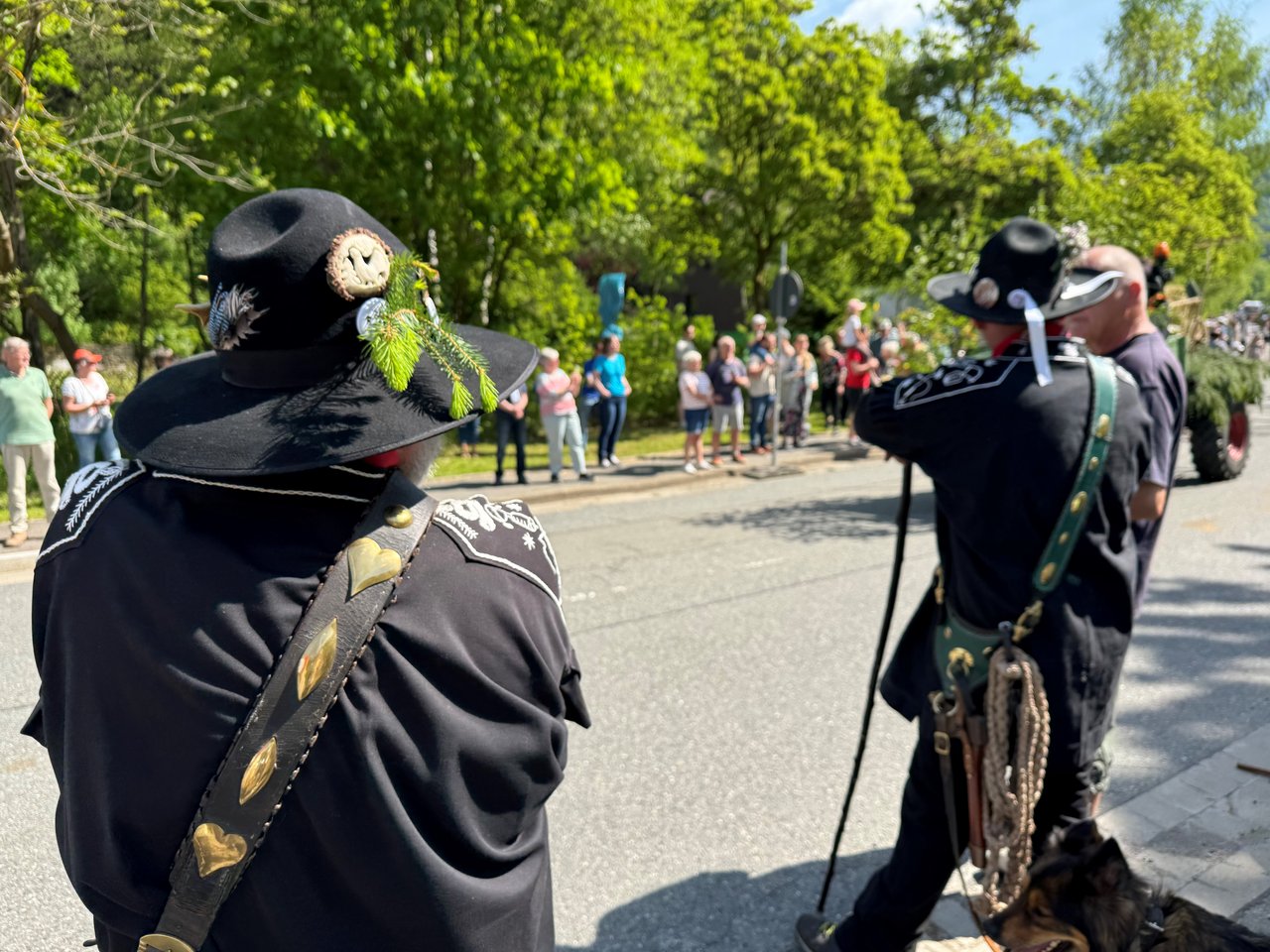 Hirten warten auf den Umzug durch den Ort