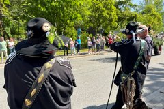 Hirten warten auf den Umzug durch den Ort