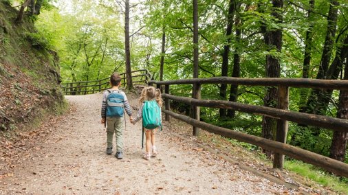 Zwei Kindern wandern mit Rucksack