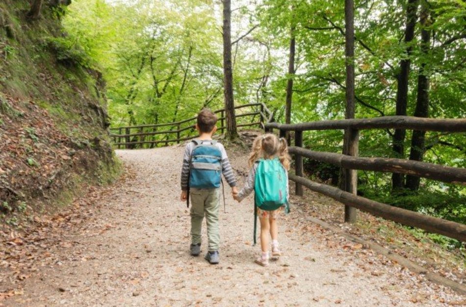 Zwei Kindern wandern mit Rucksack