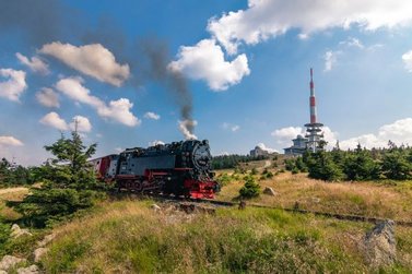 Brockenbahn auf dem Brockengipfel im Sommer 