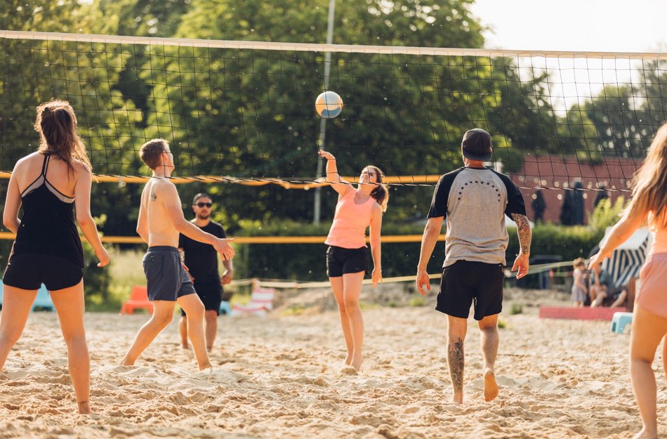 Menschen spielen Beachvolleyball 