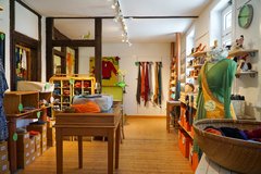 Verkaufsraum für Fehlfarben mit selbstgemachter Kleidung