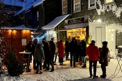 Menschen im Innenhof an den Ständen 