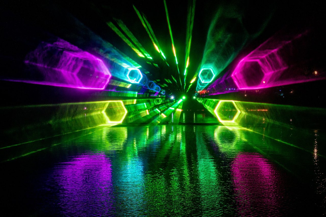 Eine Lasershow strahlt über den Okerteich 
