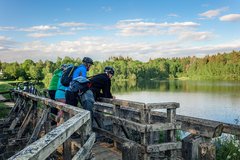 Radfahrer machen einen Stopp auf einer Brücke und schauen auf das Wasser