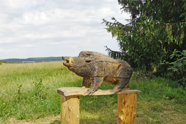 Aus Holz geschnitztes Wildschwein