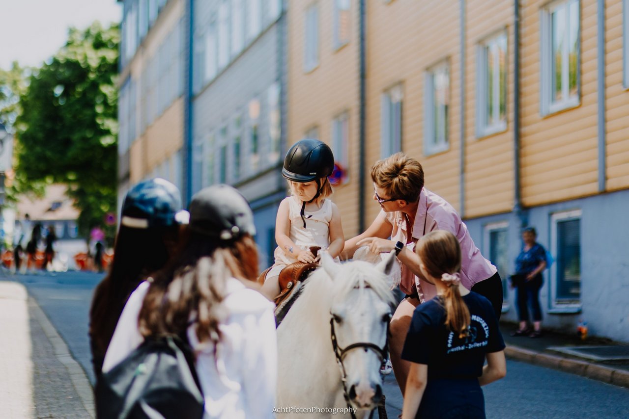 Kind reitet auf Pony