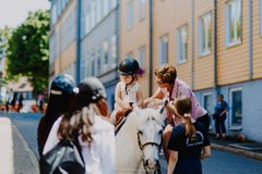 Kind reitet auf Pony