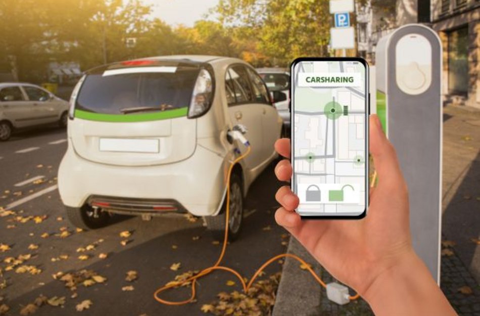 Informationsbild für das Carsharing im Oberharz, im Hintergrund ladendes E-Auto