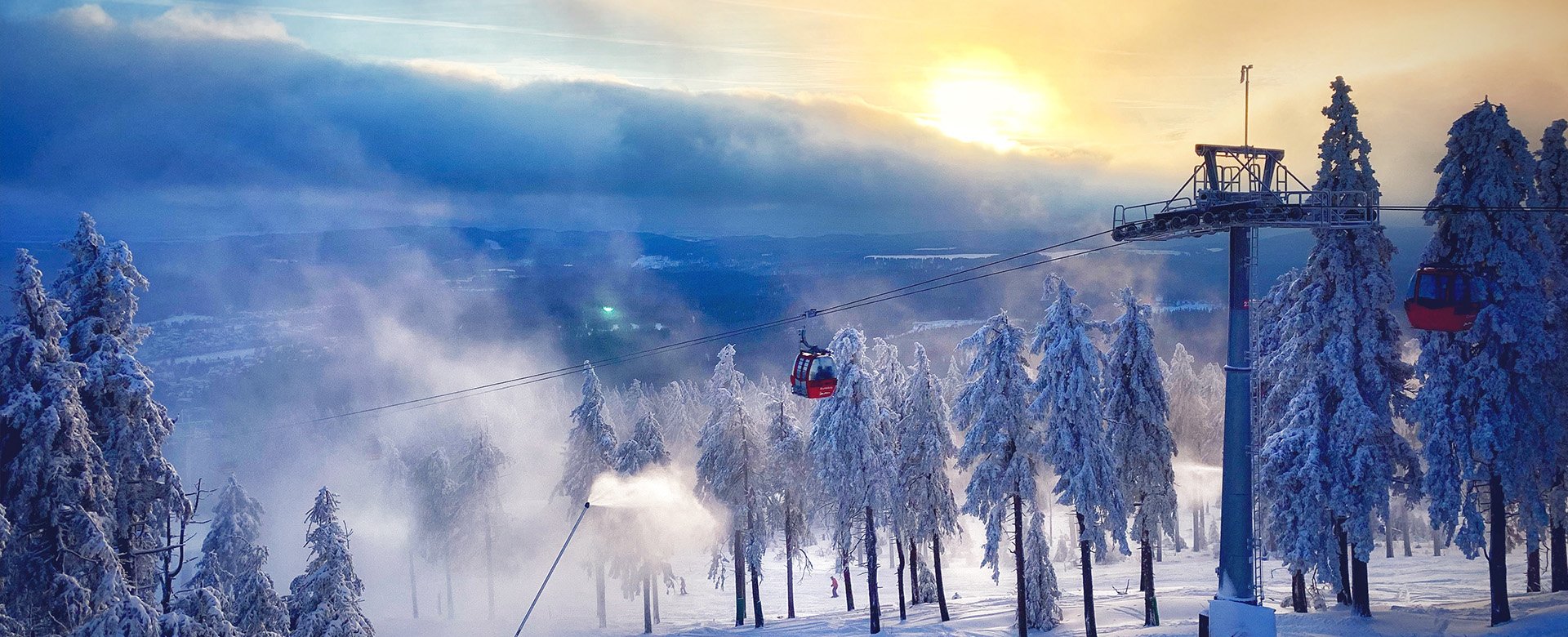 Weitblick in eine verschneite Landschaft mit Skilift
