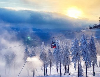 Weitblick in eine verschneite Landschaft mit Skilift