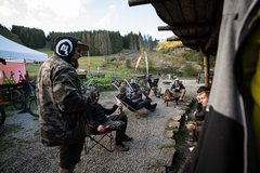 Entspanntes Zusammensein von vielen Mountainbikern im Racepark Schulenberg