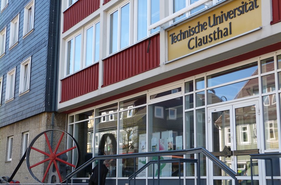 Haupteingang der TU Clausthal, Eingang zur Geosammlung 