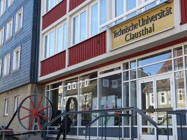 Haupteingang der TU Clausthal, Eingang zur Geosammlung 