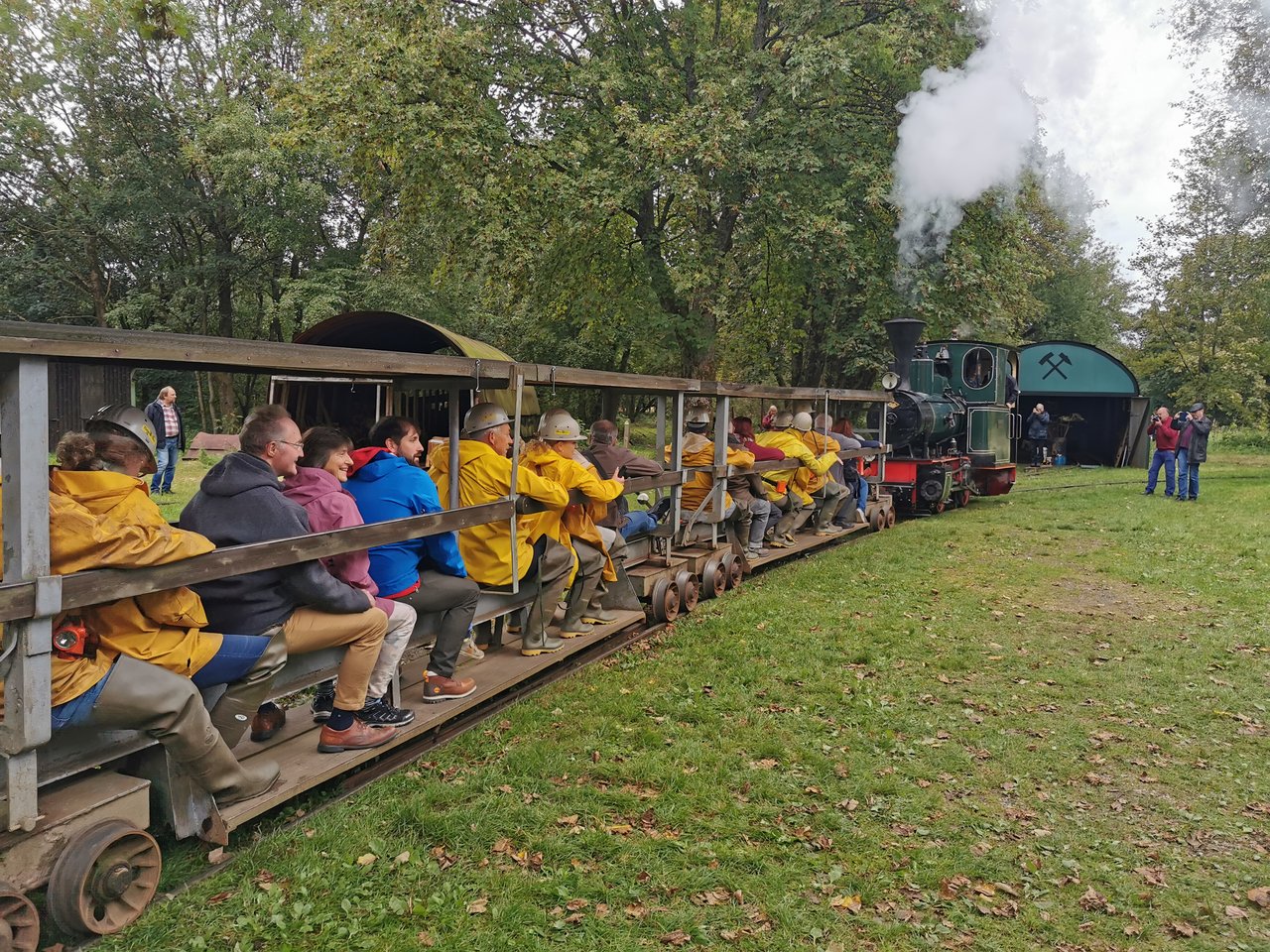viele Personen fahren mit der Bergbau-Bahn