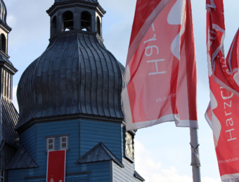 Kirchturm der Marktkirche zum Heiligen Geist in Clausthal-Zellerfeld, mit Werbung für das HarzClassix Festival
