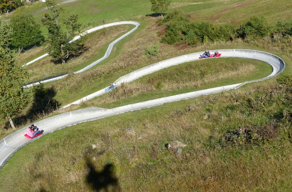 Die Strecke der Sommerrodelbahn mit einigen Fahrern