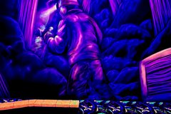 Neon Malerei in der GlowGolf Anlage