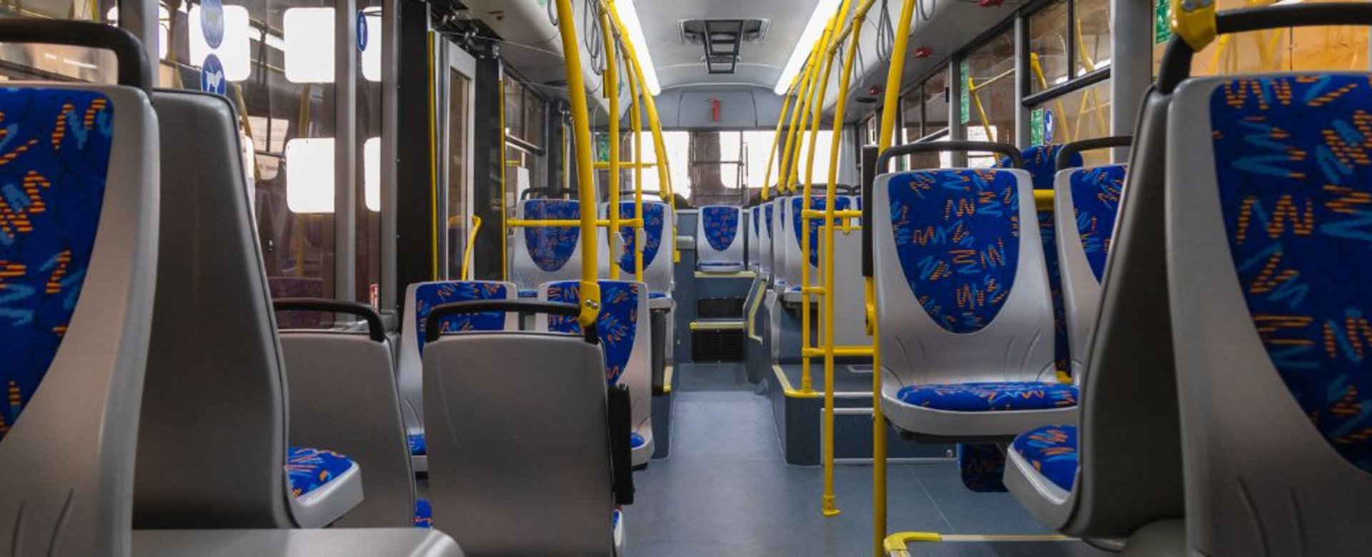 Innenraum eines leeren Busses