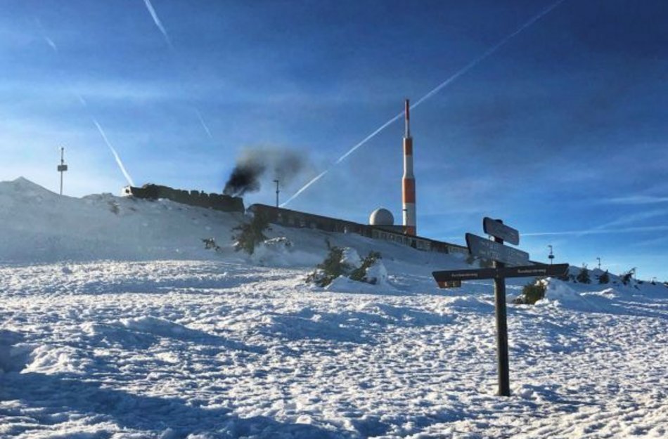 Brockenbahn auf dem Brockengipfel im Winter 