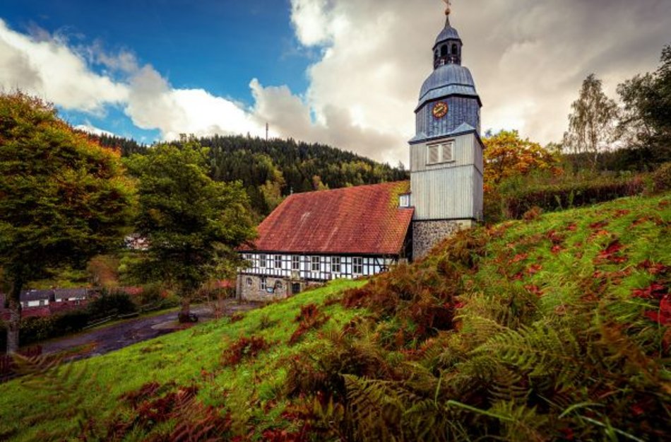 Die Maria-Magdalenen-Kirche in Wildemann liegt am Hang