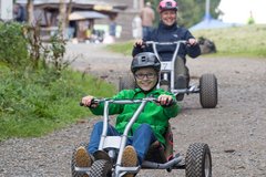 Kinder fahren mit Mountain-Carts 