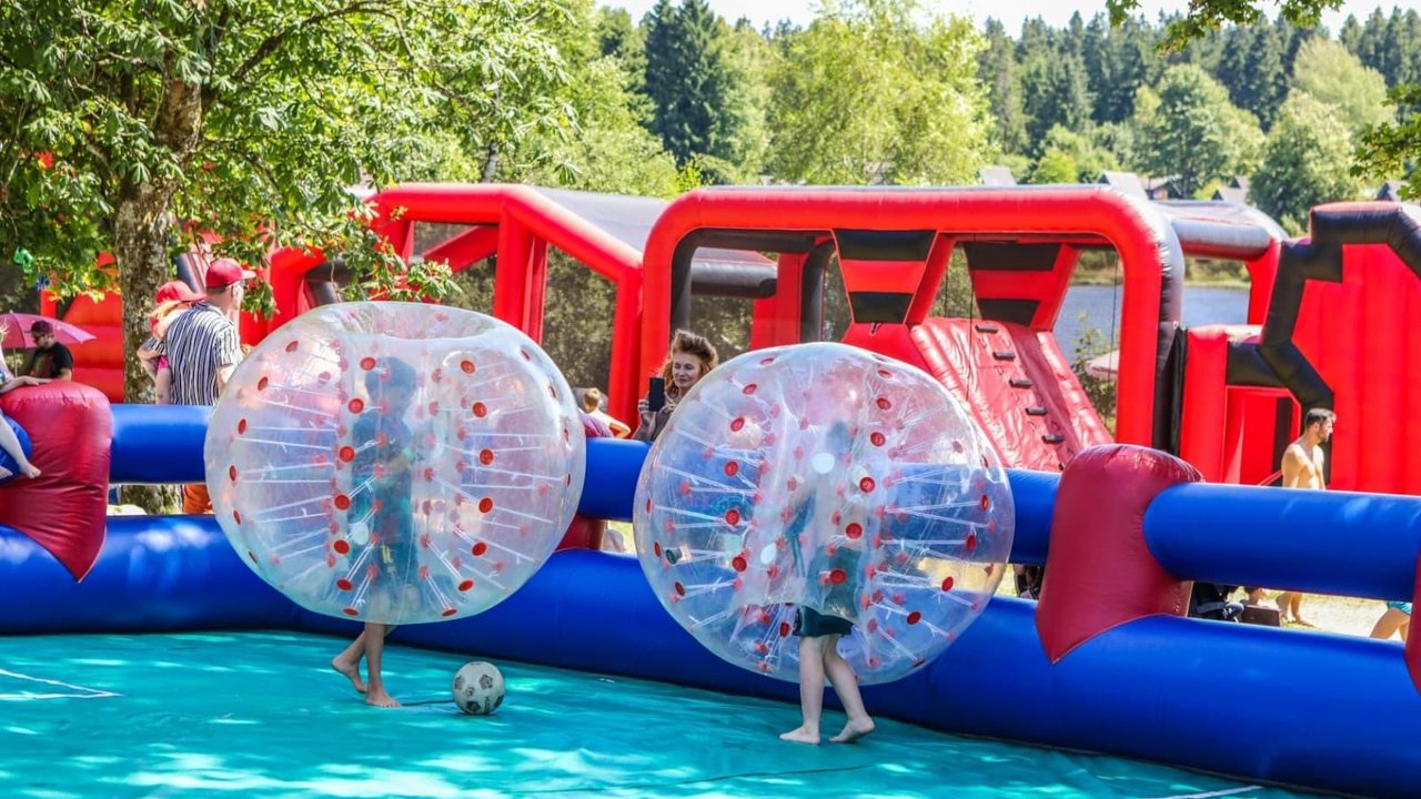 Kinder spielen Bubblesoccer 