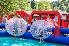 Kinder spielen Bubblesoccer 