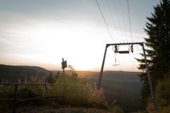 Blick in die Ferne mit Mountainbike Lift im Vordergrund im Racepark Schulenberg
