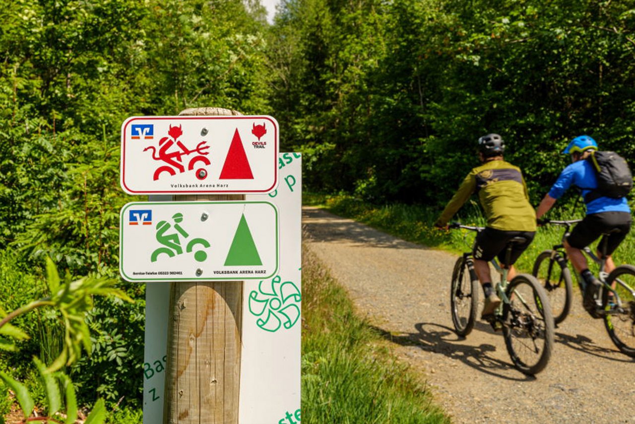 Schild von verschiedenen Mountain-Bike strecken in der Volksbank Arena Harz