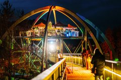 Weihnachtlich geschmückter Baumwipfelpfad in Bad Harzburg