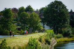 Nordic Walking Läufer am Teich in Clausthal-Zellerfeld 