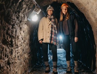 Zwei Mädchen stehen mit Helm im Stollen