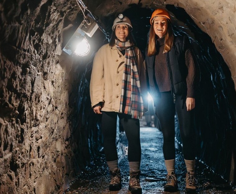 Zwei Mädchen stehen mit Helm im Stollen