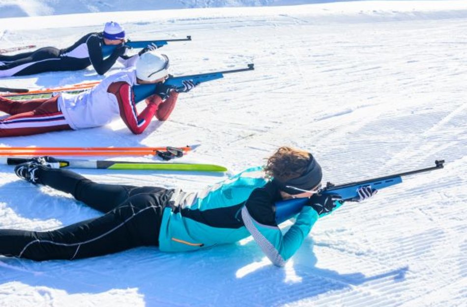 Biathleten beim liegend-Schießen im Winter 