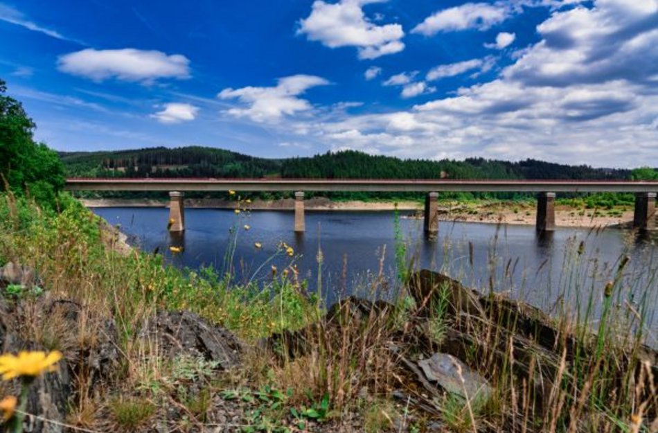 Blick auf die Weißwasserbrücke über die Okertalsperre