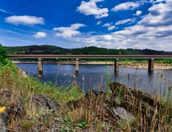 Blick auf die Weißwasserbrücke über die Okertalsperre