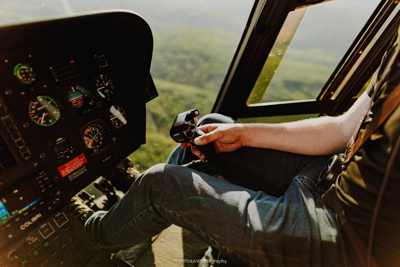 Pilot fliegt Hubschrauber